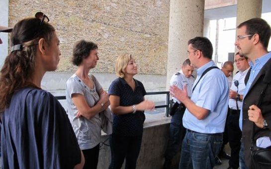 Rue Jean-Cottin (XVIIIe), hier. Les riverains, soutenus par Roxane Decorte (au centre), élue UMP du le XVIIIe et conseillère de Paris, ont empêché purement et simplement l’installation des antennes relais. (LP/C.B.) Rue Jean-Cottin (XVIIIe), hier. Les riverains, soutenus par Roxane Decorte (au centre), élue UMP du le XVIIIe et conseillère de Paris, ont empêché purement et simplement l’installation des antennes relais. (LP/C.B.)