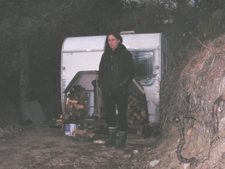 Emma, électro sensible doit vivre dans une caravane perdue dans les bois et la montagne © Une terre pour les EHS Emma, électro sensible doit vivre dans une caravane perdue dans les bois et la montagne © Une terre pour les EHS