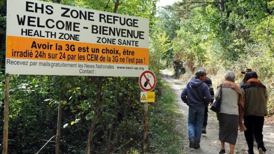 Des personnes pénètrent, le 2 octobre 2009, dans le premier refuge anti-ondes de France, près de Crest (Drôme). (PHILIPPE MERLE / AFP) Des personnes pénètrent, le 2 octobre 2009, dans le premier refuge anti-ondes de France, près de Crest (Drôme). (PHILIPPE MERLE / AFP)