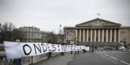 PETITION : 'Ondes: Quelques jours pour éviter le prochain scandale sanitaire !' - Avaaz - 12 juin 2014 PETITION : 'Ondes: Quelques jours pour éviter le prochain scandale sanitaire !' - Avaaz - 12 juin 2014