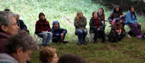 Saint-Julien-en-Beauchêne (Hautes-Alpes), lundi. Jeunes, vieux, encore en activité ou précarisés à cause de leur handicap, plusieurs dizaines d’électrosensibles se sont rassemblés dans une zone blanche, notamment pour échanger leurs expériences. | (LP/Aurélie Ladet.) Saint-Julien-en-Beauchêne (Hautes-Alpes), lundi. Jeunes, vieux, encore en activité ou précarisés à cause de leur handicap, plusieurs dizaines d’électrosensibles se sont rassemblés dans une zone blanche, notamment pour échanger leurs expériences. | (LP/Aurélie Ladet.)