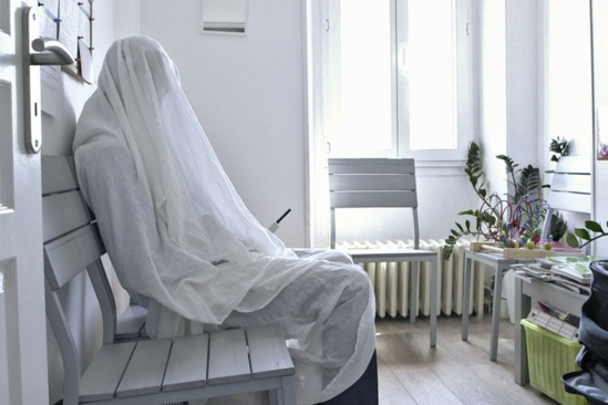 Jonathan, 32 ans, chez son ostéopathe avec sa protection anti-ondes, un tissu en coton et fibres métalliques. Premier à bénéficier d'une aide départementale pour s'équiper de protections. © Daphné Mongibeaux Jonathan, 32 ans, chez son ostéopathe avec sa protection anti-ondes, un tissu en coton et fibres métalliques. Premier à bénéficier d'une aide départementale pour s'équiper de protections. © Daphné Mongibeaux