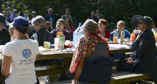 Rassemblement de personnes électrosensibles dans la forêt de Rambouillet. HUGO MATHY  /  AFP