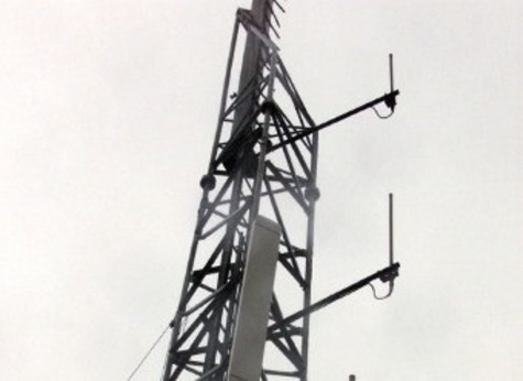 12 juillet 2001 une antenne de transmission et de relai de téléphone mobile et portable fixée sur le toit d'un immeuble à Paris. /AFP PHOTO JACK GUEZ 12 juillet 2001 une antenne de transmission et de relai de téléphone mobile et portable fixée sur le toit d'un immeuble à Paris. /AFP PHOTO JACK GUEZ