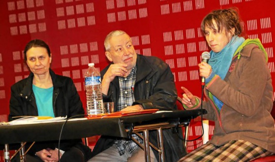 Laura Schoen, résidente à Berrien, a profité de la présence, la veille au Faou, de Marc Cendrier et de Marie-Hélène Rudel, de l'assocciation Robin des toits, pour organiser la réunion d'information sur les compteurs Linky. © Le Télégramme Laura Schoen, résidente à Berrien, a profité de la présence, la veille au Faou, de Marc Cendrier et de Marie-Hélène Rudel, de l'assocciation Robin des toits, pour organiser la réunion d'information sur les compteurs Linky. © Le Télégramme