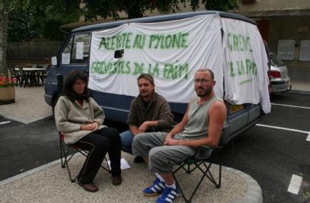 Christophe et Claire entameront aujourd'hui leur sixième jour de grève de la faim devant la mairie de Saint-Christophe-sur-Guiers. Le DL Christophe et Claire entameront aujourd'hui leur sixième jour de grève de la faim devant la mairie de Saint-Christophe-sur-Guiers. Le DL