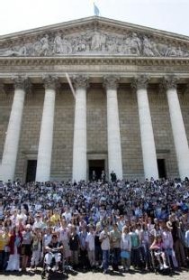 Mehdi Fedouach AFP/Archives ¦ Des élèves de CM2 posent devant le Palais-Bourbon en juin 2006 à l'occasion de la 13e édition du Parlement des enfants Mehdi Fedouach AFP/Archives ¦ Des élèves de CM2 posent devant le Palais-Bourbon en juin 2006 à l'occasion de la 13e édition du Parlement des enfants