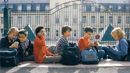 (Eric Dessons/JDD) Des jeunes d’une douzaine d’années, à la sortie du collège, vendredi. Objet de mode, comme le MP3 ou la console portable, le mobile les accompagne désormais partout. (Eric Dessons/JDD) Des jeunes d’une douzaine d’années, à la sortie du collège, vendredi. Objet de mode, comme le MP3 ou la console portable, le mobile les accompagne désormais partout.