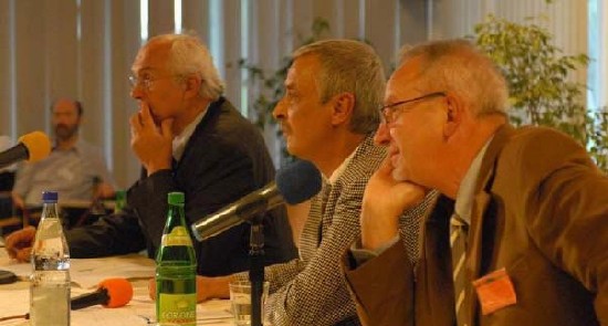 Les professeurs Franz Adlkofer (Verum-Foundation), Josef Lutz (TU Chemnitz) et Rainer Frentzel-Beyme (Uni Bremen) lors de la présentation dans le cadre de l'université des scientifiques de Gelsenkirchen, sur les résultats de la recherche du 01/10/2007 Les professeurs Franz Adlkofer (Verum-Foundation), Josef Lutz (TU Chemnitz) et Rainer Frentzel-Beyme (Uni Bremen) lors de la présentation dans le cadre de l'université des scientifiques de Gelsenkirchen, sur les résultats de la recherche du 01/10/2007