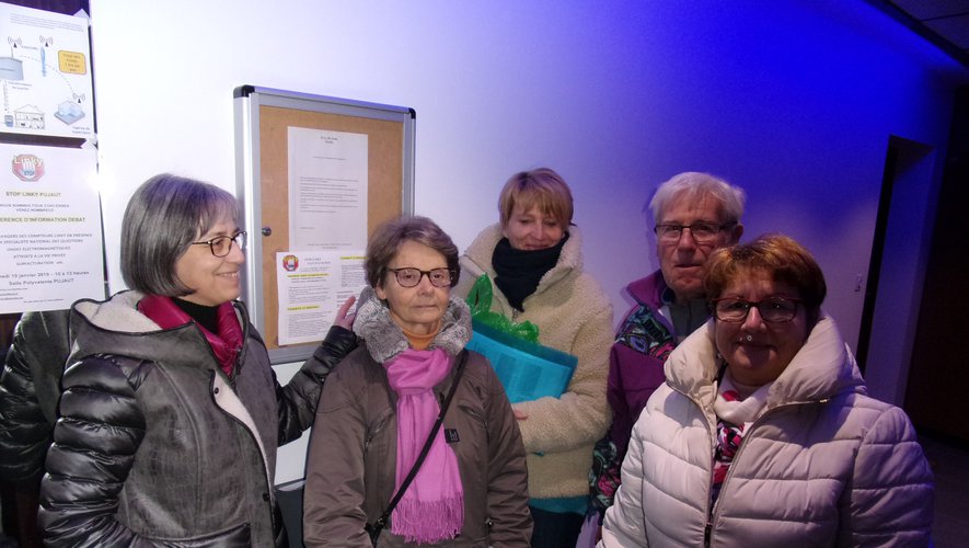 Des représentants pujaulains du collectif "Stop Linky". Des représentants pujaulains du collectif "Stop Linky".