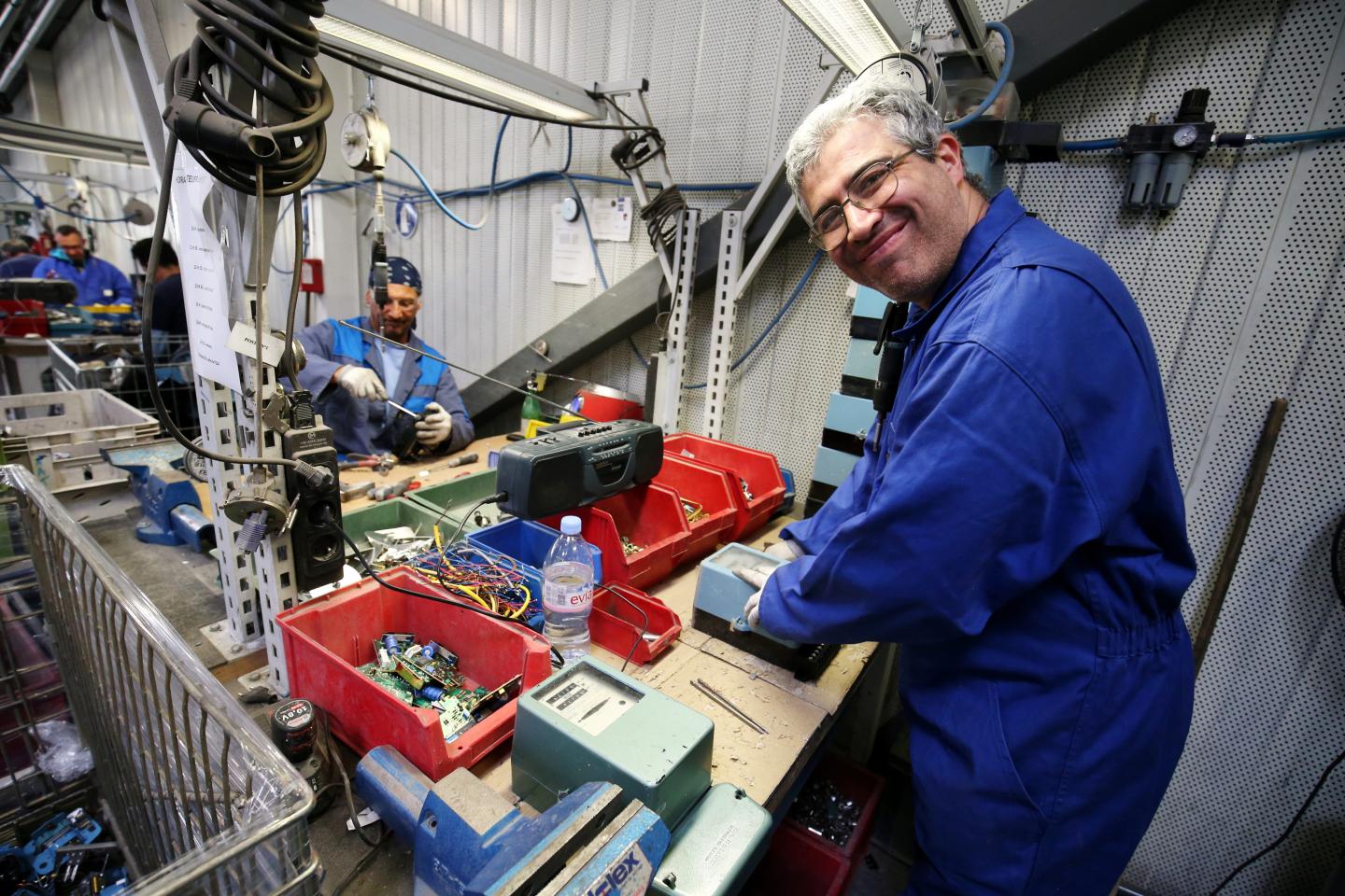 900.000 anciens compteurs EDF arriveront dans les usines d’Esatitude aux Trois-Moulins et seront démantelés par des travailleurs en situation de handicap qui ont bénéficié d’une formation. Photo Dylan Meiffret 900.000 anciens compteurs EDF arriveront dans les usines d’Esatitude aux Trois-Moulins et seront démantelés par des travailleurs en situation de handicap qui ont bénéficié d’une formation. Photo Dylan Meiffret