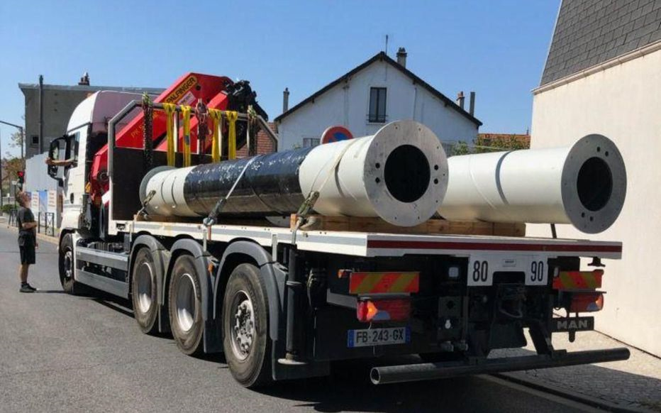 Champigny, lundi. Des riverains ont bloqué le camion transportant le pylône de l’antenne-relais.  DR