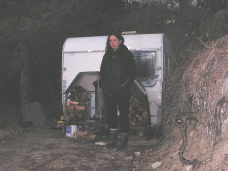 Emma, électro sensible doit vivre dans une caravane perdue dans les bois et la montagne © Une terre pour les EHS Emma, électro sensible doit vivre dans une caravane perdue dans les bois et la montagne © Une terre pour les EHS