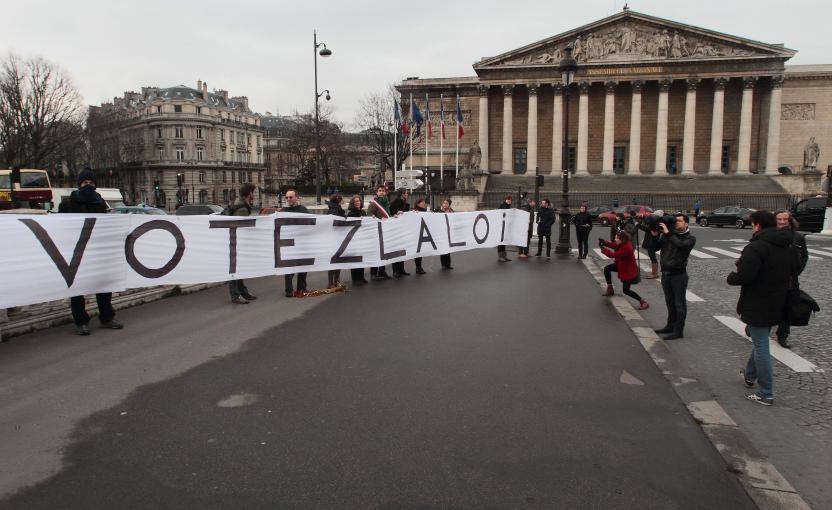 Des opposants aux ondes déploient une banderole pour inciter les députés à voter la proposition de loi écologiste à l'Assemblée nationale, le 23 janvier 2014. (MAXPPP) Des opposants aux ondes déploient une banderole pour inciter les députés à voter la proposition de loi écologiste à l'Assemblée nationale, le 23 janvier 2014. (MAXPPP)