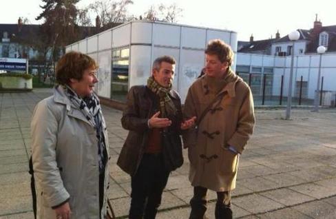 Emmanuel Denis, de Robin des toits, montre les halles, où une antenne était prévue, à Laurence Abeille, députée d'Europe Écologie les Verts. Emmanuel Denis, de Robin des toits, montre les halles, où une antenne était prévue, à Laurence Abeille, députée d'Europe Écologie les Verts.