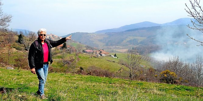 Isabelle Nonn-Traya vit en Ardèche, dans l’une des dernières zones blanches de France. Mais la prochaine mise en service d’une antenne relais, de l’autre côté du vallon, risque de la faire partir. Photos Ad. B. et DR Isabelle Nonn-Traya vit en Ardèche, dans l’une des dernières zones blanches de France. Mais la prochaine mise en service d’une antenne relais, de l’autre côté du vallon, risque de la faire partir. Photos Ad. B. et DR