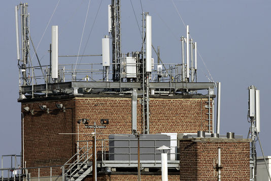 Antennes de téléphonie mobile, à Lille. PHILIPPE HUGUEN / AFP