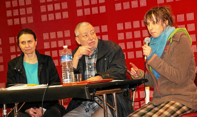 Laura Schoen, résidente à Berrien, a profité de la présence, la veille au Faou, de Marc Cendrier et de Marie-Hélène Rudel, de l'assocciation Robin des toits, pour organiser la réunion d'information sur les compteurs Linky. © Le Télégramme
